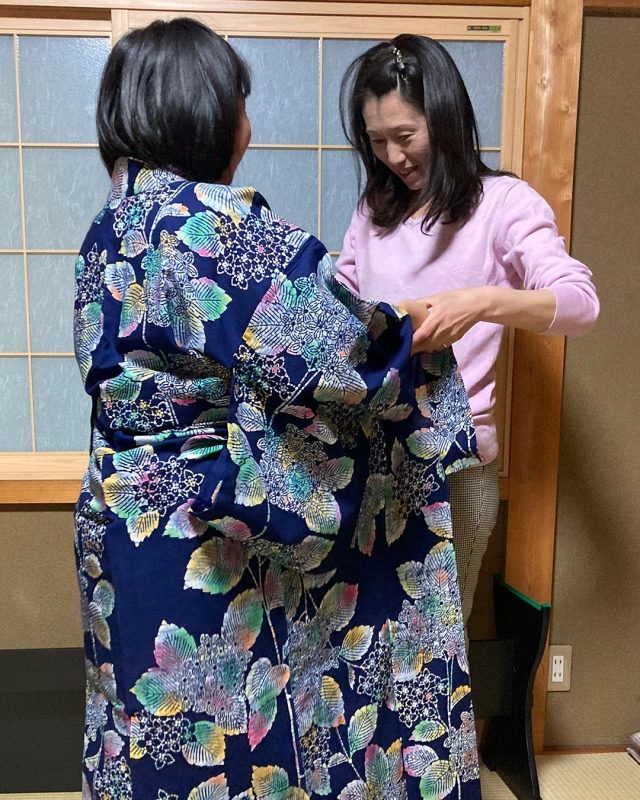 2022.5.22　岩田 久美子 さま　今まで、着付に興味のなかった次女が、着付を教えて欲しいと言ってきたので、まず、浴衣から教えて始めました。
#和装家 #wasouka #きものを世界遺産に #きものを世界遺産にするための全国会議 #kimono #着物 #きもの #着付け #和装 #浴衣