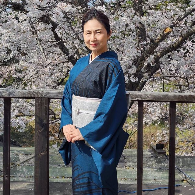 今日のお写真は焦英子さんです。
満開の桜の下、お気に入りの着物と帯で写真を撮る事が出来てとても嬉しかったそうです😊
日本をとても感じられる素敵な写真ですよね〜❤️

#きものを世界遺産にするための全国会議 
#和装家 
#きもの　#kimono  #着物 
#帯 
#きものを世界遺産へ