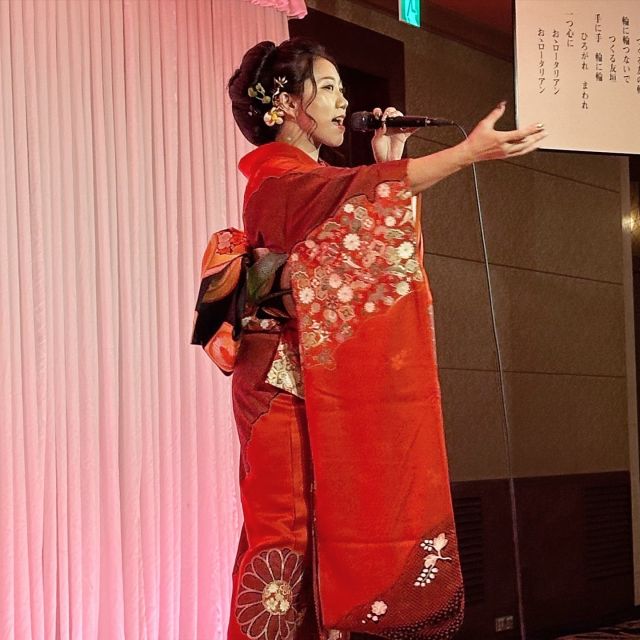 歌手であり、和装家でもある久嶋美さちさん。彼女はお仕事でステージに立つ度に、我々の活動と和装家の宣伝を頑張ってくれています。
こうして、沢山の方に和装家と言う言葉が広がって行く事は、とても嬉しい事です。ありがとうございます。
#和装家
#きものを世界遺産にするための全国会議 
#久嶋美さち 
#kimono