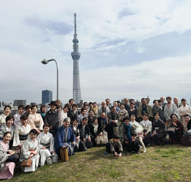 ・
今回、4年ぶりに開催された
野武士の会 屋形船でお花見の宴は
総勢52名の参加!
きもの姿で埋め尽くされた屋形船は
とてもとても華やかでした!
写真もたくさん撮ったのですが
投稿の上限を超えてしまいますので、
一部掲載させていただきます。
詳しくは、次号の四季誌・和装家でご覧ください。
とても楽しいお時間でした!!
ありがとうございました。
#屋形船
#野武士の会
#きもの
#kimono
#きものを世界遺産にするための全国会議