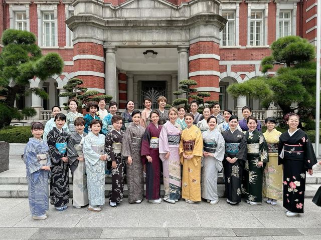 『第二回和装家撮影会
着物を着てみんなで集合写真を撮ろう』
日時 10月12日土曜日
時間 13時から15時
場所 銀座歩行者天国 銀座シックス近辺
男女問わず、着物好きというのが参加条件です。
13時から和装家のみなさんお集まりください。知り合いでも知り合いでなくてもお互い自由に名刺交換や写真撮影してください
14時には和装家みなさんで集合写真を撮りましょう。
もしまだ和装家登録されていない方はその場で登録できます。
出欠は取りませんが、参加できるかたは参加しますとコメントいただけると励みになります。
和装家になると‥
○四季毎に和装家の冊子がご自宅に届きます
すでに5冊発行してます
○着物のお友達がさらに増えます
○和装家の名刺が届きます
事前に和装家登録も可能です。
その際は
きものを世界遺産にするための全国会議
アンバサダー
上野 @takako_kimono
秋庭 @n.kimono.japan
城 @miyukijo0313
DMでご連絡ください。
当日、名刺をお持ちの方は是非ご持参いただき名刺交換してくださいね!
質問はご遠慮なくアンバサダーの上野、秋庭まで。お返事はお時間いただく場合がありますのでご了承ください。
それでは10月12日銀座歩行者天国でお会いできるのを楽しみにしています。
#きものを世界遺産にするための全国会議
#和装家
#着物好きな人と繋がりたい
#きものでお出かけ
#着物コーディネート